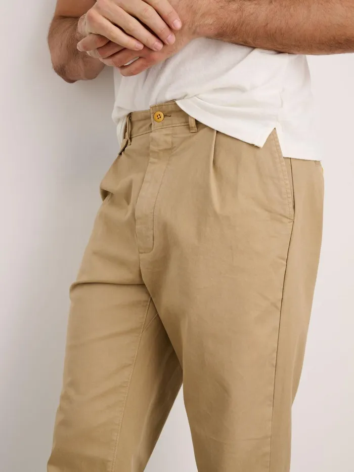 Alex Mill Pants Men Standard Pleated Pant In Chino Vintage Khaki