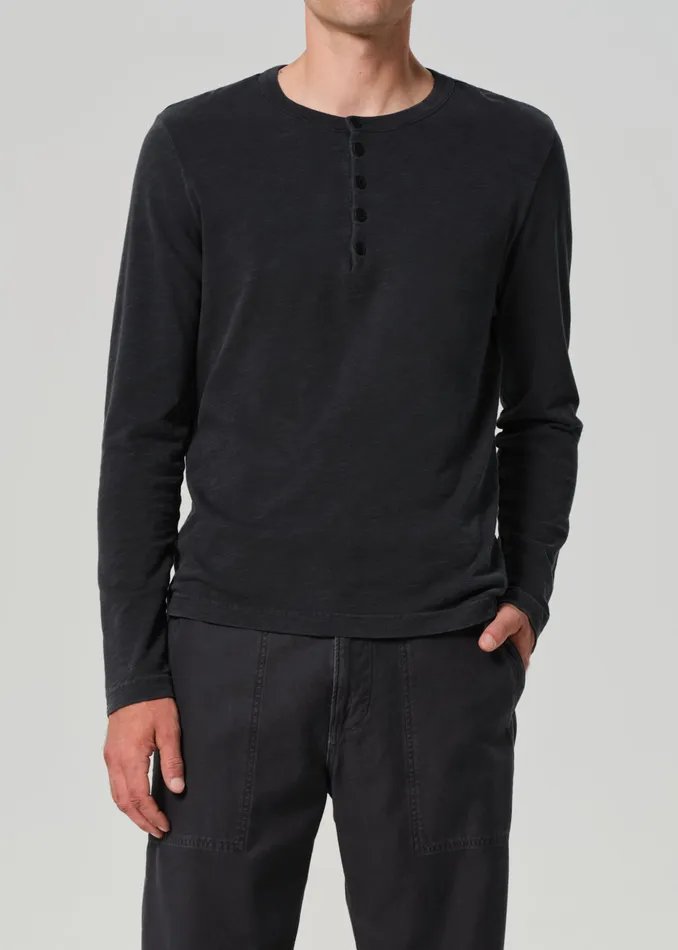 Men Shirts Citizens Of Humanity Classic Henley In Washed Black