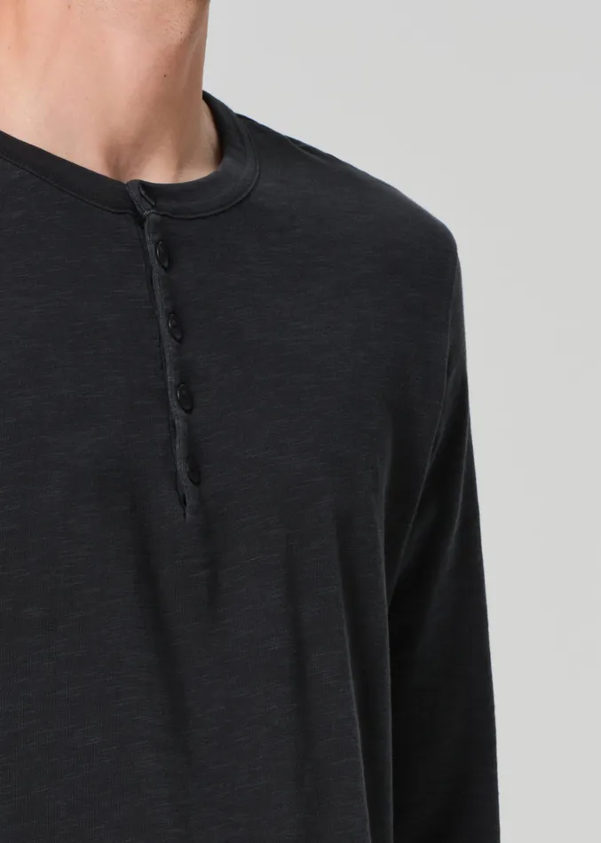 Men Shirts Citizens Of Humanity Classic Henley In Washed Black